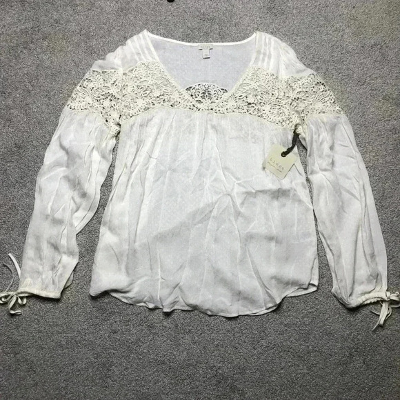 Hinge Lace Blouse - Picture 1 of 11